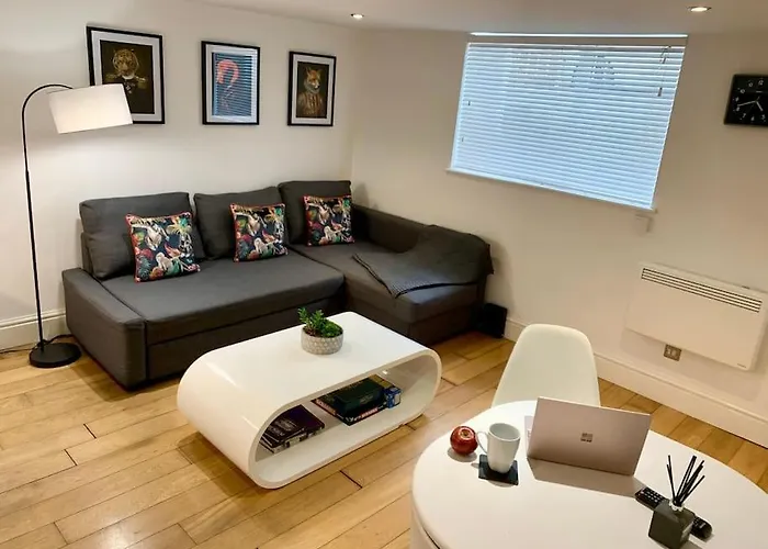 Modern, Period Property With Parking - Located Near Uni, Hospital & Town Centre