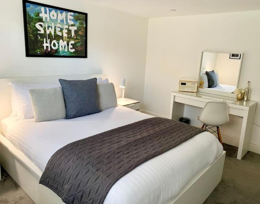 Apartment Modern, Period With Parking - Located Near Uni, Hospital & Town Centre