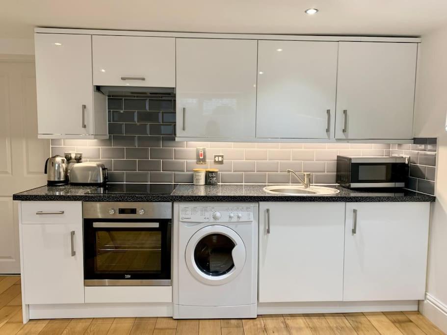 Modern, Period With Parking - Located Near Uni, Hospital & Town Centre *