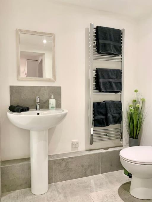 Modern, Period With Parking - Located Near Uni, Hospital & Town Centre