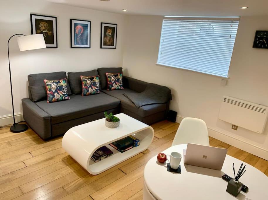 Apartment Modern, Period With Parking - Located Near Uni, Hospital & Town Centre *